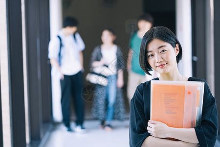 抱着课本的大学生图片