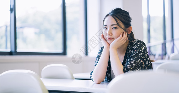 青春有梦大学教室里的女大学生背景