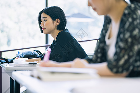 在教室里学习的大学生图片