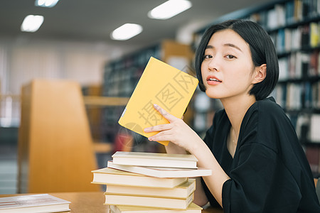 在图书馆阅读的年轻人图片