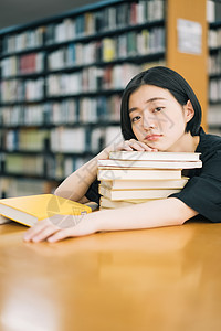 在图书馆阅读的年轻人图片