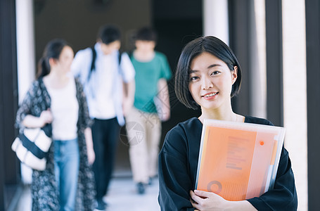 大学校园里的阳光大学生图片