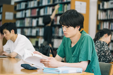 阳光帅气的男大学生图片