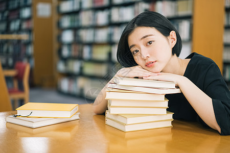 在图书馆阅读的年轻人图片