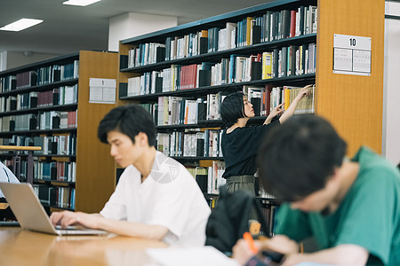 在图书馆阅读的年轻人图片