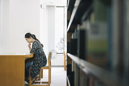 在图书馆阅读的年轻人图片