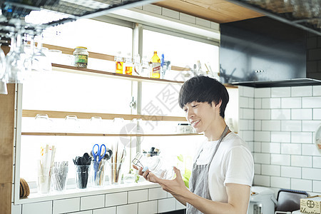 厨房生活的男子图片