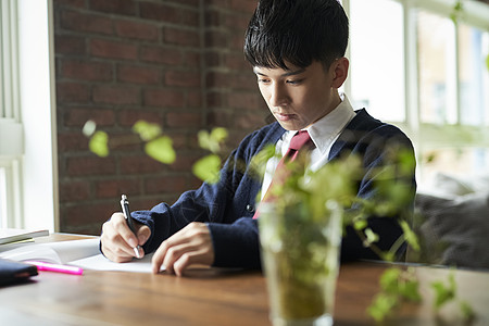 高中生男人们男孩男学生学习图片