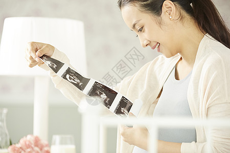 怀孕的女人看着扫描影像图片