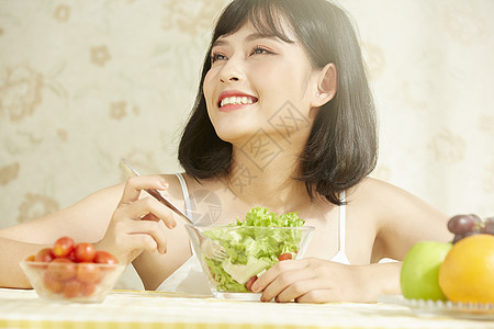 吃沙拉的健康养生女性图片