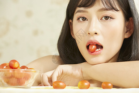 吃小番茄的年轻女子图片
