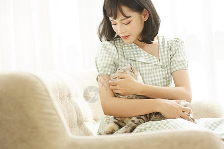 年轻女孩抱着宠物猫猫图片