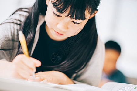 写作业的小学生图片