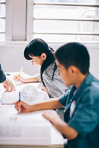 女孩男孩在教室学习图片