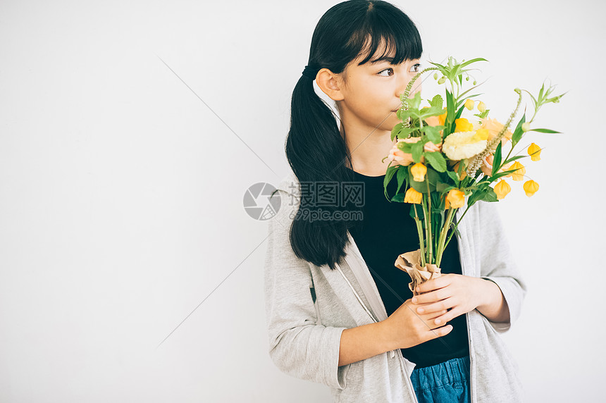 拿着花束的小女孩图片