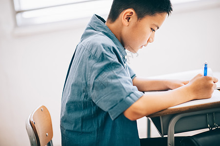 参加考试学习清爽男孩小学学生研究图片