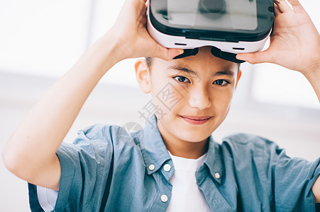 在学校教室学习的男孩戴VR图片