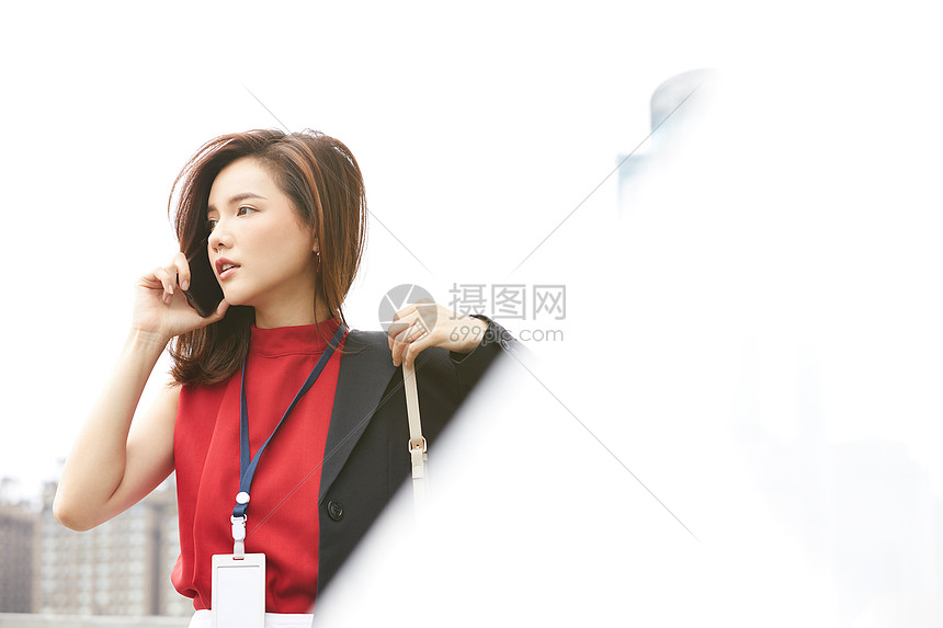 户外打电话的商务女性图片