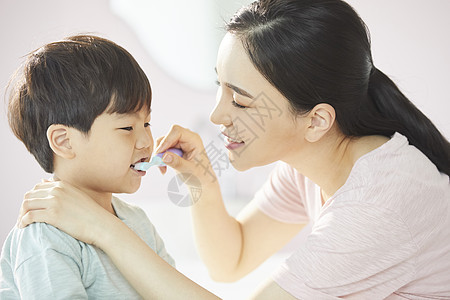 父母照顾可爱的儿童刷牙图片