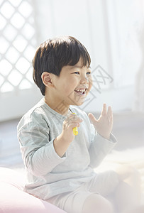 室内活泼的可爱男孩图片