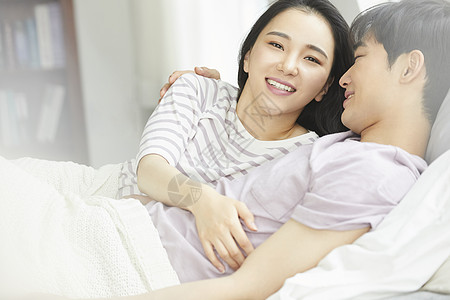 男女性感卧室休息的年轻夫妻背景