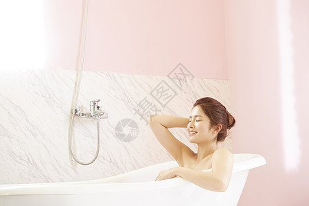 居家泡澡沐浴的年轻女子图片