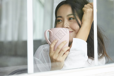 起居室窗户早晨女生图片