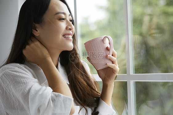 室内青春女人喝茶图片