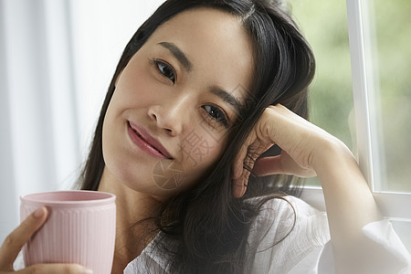 室内青春女人喝茶图片