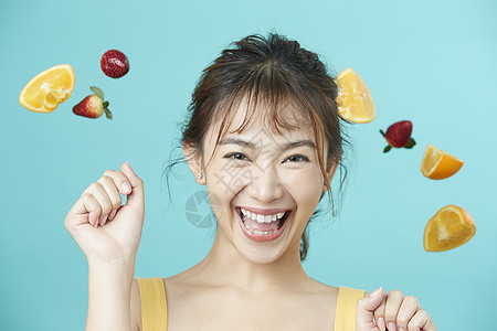 水果在身边围绕的可爱少女脸部护理高清图片素材