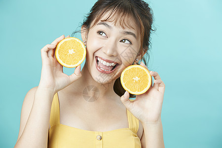 可爱女孩开心举着橙子营养的高清图片素材