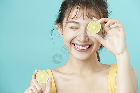 可爱女孩开心举着柠檬图片