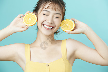可爱女孩开心举着橙子护肤高清图片素材