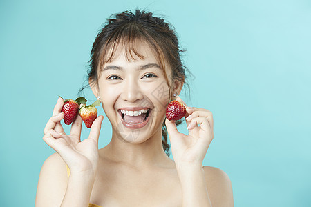 可爱女孩开心举着草莓美容术高清图片素材