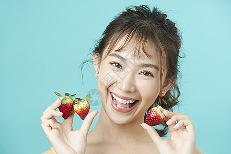 可爱女孩开心举着草莓多彩高清图片素材