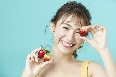 可爱女孩开心举着草莓化妆高清图片素材