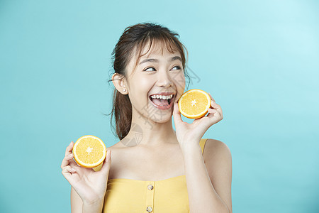 可爱女孩开心举着橙子享受高清图片素材