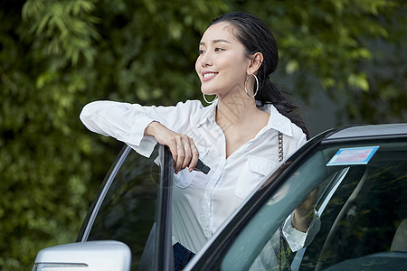 女人站在车边图片