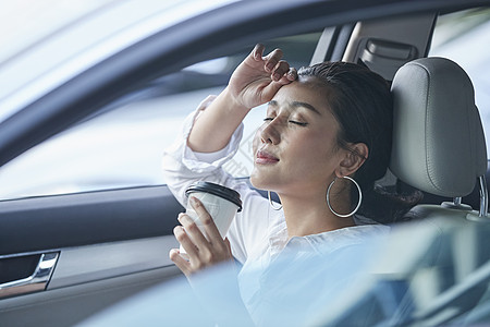 商务女性女人在车上喝咖啡背景