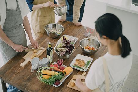 家庭聚会做美食的男女生活图片