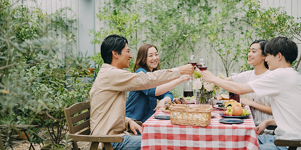 在露台花园的家庭聚会图片