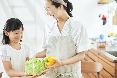 母亲女儿一起做饭图片