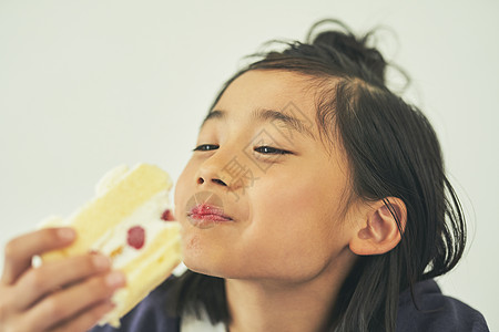 可爱的小女孩吃甜点高清图片