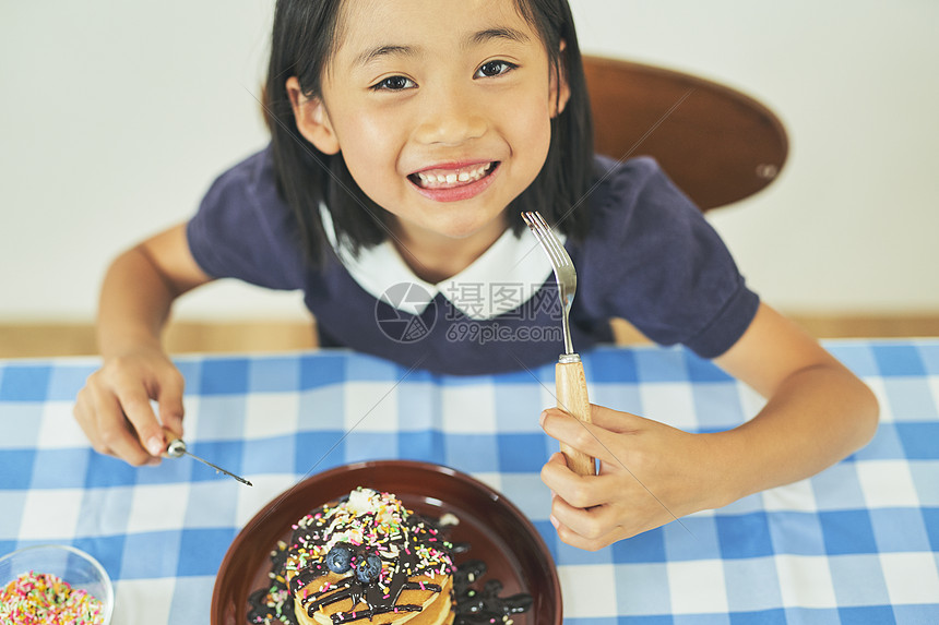 午餐用餐叉吃蛋糕的女孩子图片