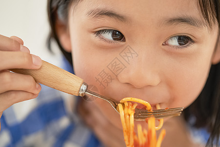 餐厅女孩子吃面图片