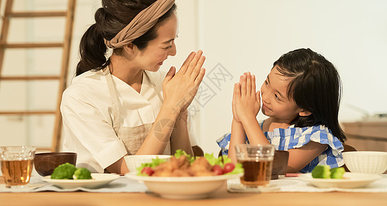 母亲女儿一起用餐图片