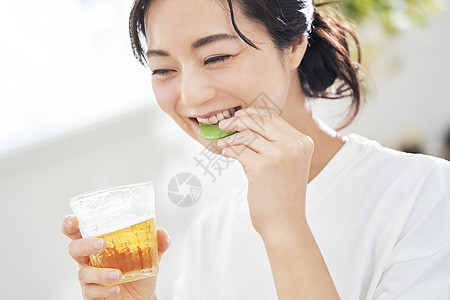 女人开心喝啤酒图片