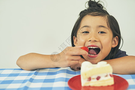 吃甜品的快乐女孩图片