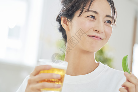 女人开心喝啤酒图片