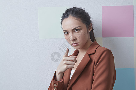 穿着西装的女企业家形象图片